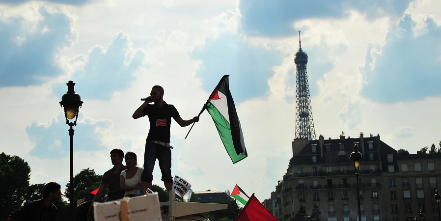 Pro-Palestinian protesters in the streets of Paris | Photo: Shutterstock