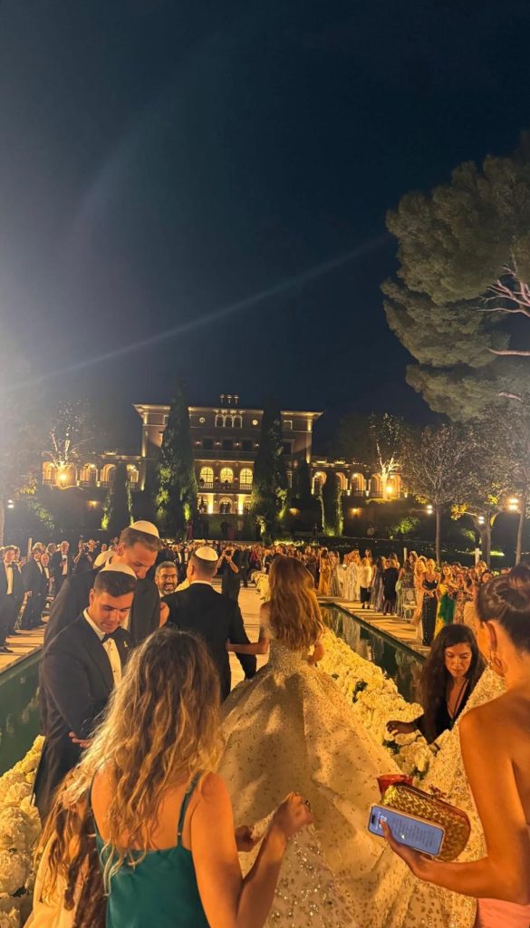 Golden hour at a golden celebration.Château de la Croix des Gardes | Pיםאם: PR