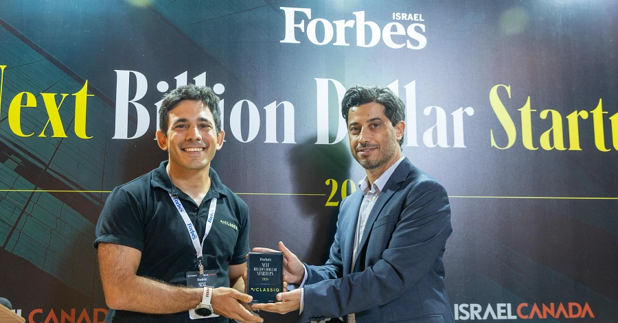 Amir Naveh (left), co-founder of Classiq, receives the Forbes Israel Next Billion Dollar Startups award from Itai Zehorai, editor of the list. | Photo: Yossi Aloni, Forbes Israel