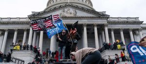 תומכי טראמפ פורצים את המחסומים בכניסה לבניין הקונגרס בוושינגטון. צילומים: ALEX EDELMAN / AFP via Getty Images