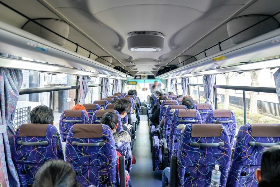 אוטובוס בבריטניה עם המערכת של אורה אייר. צילום: Aura Air