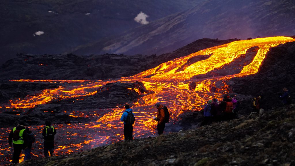 הר געש מתפרץ באיסלנד. צילום: Shutterstock