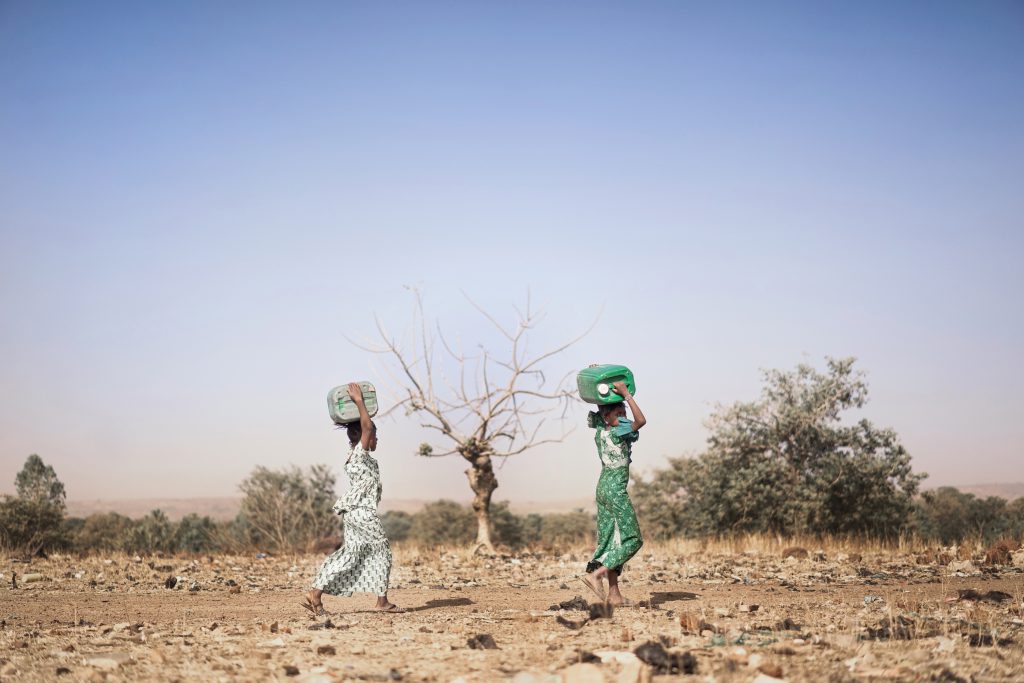 בעיית הרעב העולמי. נשים מובילות מים ואספקה באפריקה | צילום: Shutterstock