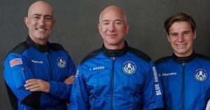 ג'ף בזוס במרכז והקבוצה שהצטרפה אליו לחלל | Blue Origin
