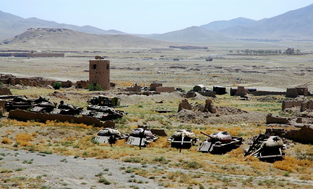 תוצאות הלחימה באפגניסטן. טנקים הרוסים של צבא המדינה לאחר המתקפות של ארגון הטרור | צילום: Shutterstock