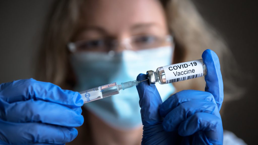 המקל והגזר: מדיניות ארה"ב נגד מתנגדי החיסונים | צילום: Shutterstock