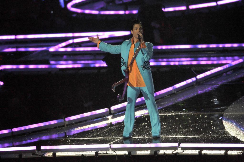 הזמר פרינס במהלך הופעת סופרבול | צילום: Shutterstock