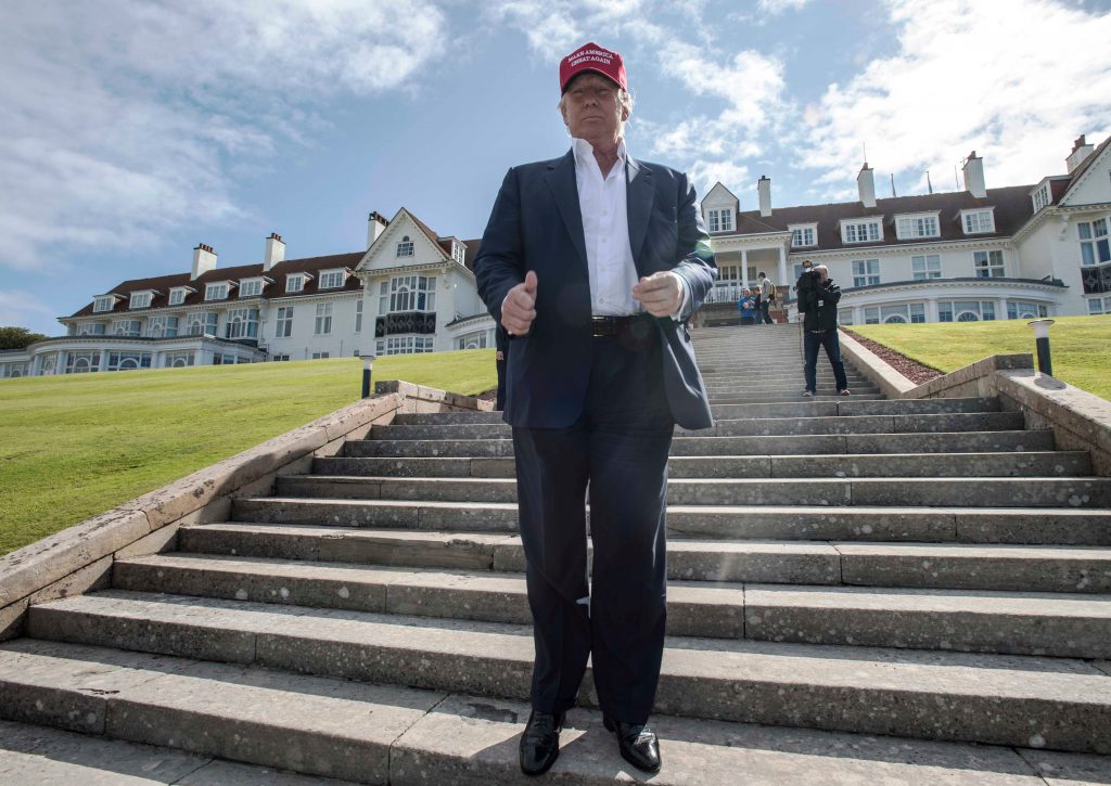 טראמפ מול אתר הגולף שלו בסקוטלנד | צילום: Shutterstock