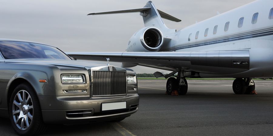 רולס רויס פאנטום ומטוס פרטי. החיים הטובים של המיליארדרים. צילום: shutterstock