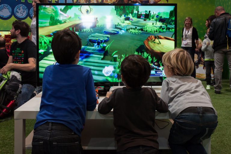 חווית המשחקים הפכה להרבה יותר סוציאלית וכתוצאה מכך, היא דוחפת ילדים לקשרים חברתיים, ולא להפך | צילום: Shutterstock