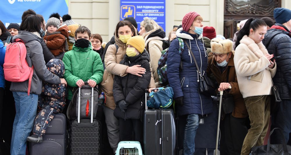 פליטים בתחנת הרכבת של העיר לבוב שבמערב אוקראינה ממתינים לרכבת לפולין | צילום: Shutterstock