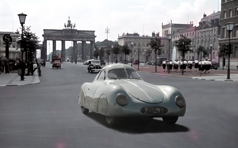 מכונית פורשה מסוג 64 ליד שער ברנדנבורג, ברלין, 1938 | צילום: journal.classiccars.com, Flickr