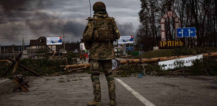 חייל אוקראיני במחסום באירפין ליד קייב. "אנשים חפים מפשע נורים" | צילום: shutterstock
