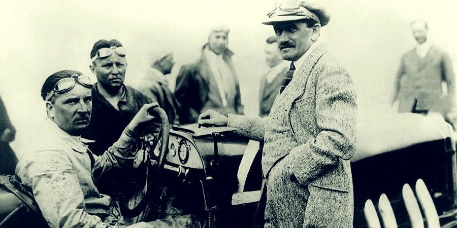 פרדיננד פורשה (מימין) ונהג המרוצים אלפרד נויבאואר במכונית פורשה AG במרוץ טארגה פלוריו, 1924 ֻ צילום: Porsche