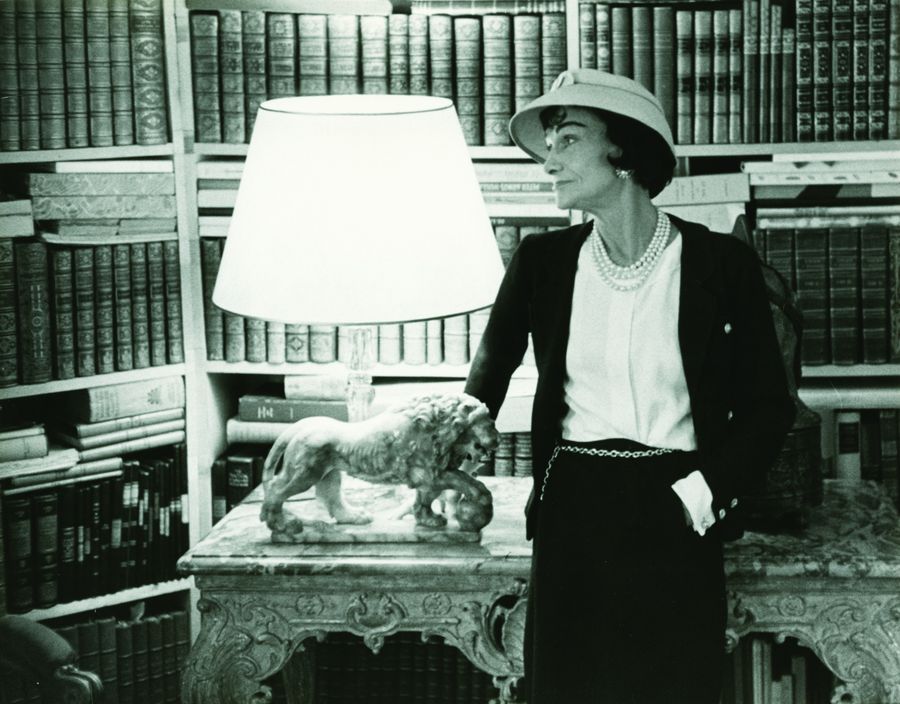 גבריאל שאנל בדירתה בפריז, 1957. צילום: Chanel
