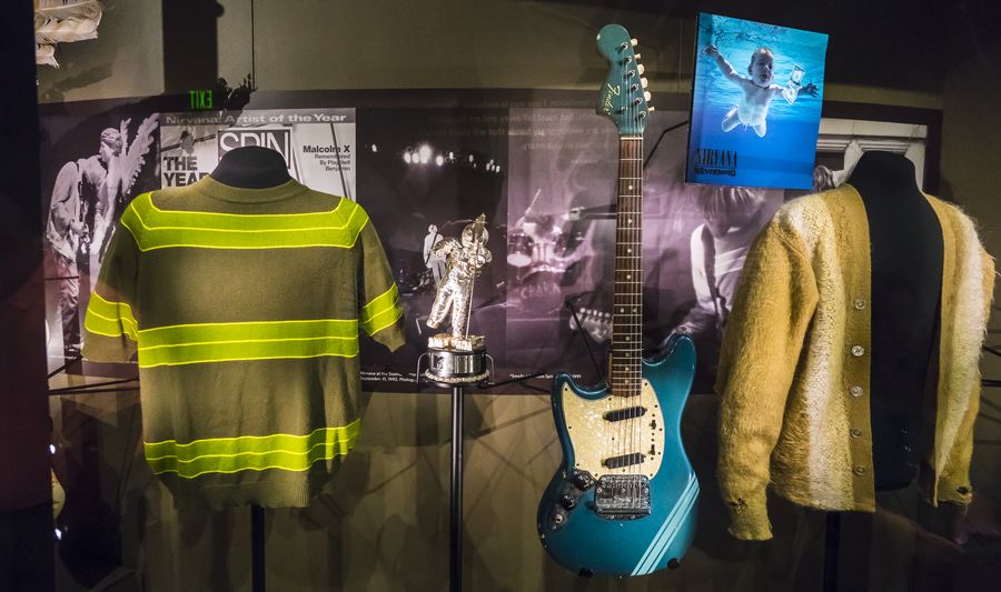מימין הגיטרה הכחולה מדגם 1969 Mustang Fender, ששימשה את אייקון הרוק קורט קוביין בקליפ של נירוונה מ-1991 "Smells Like Teen Spirit". צילום: Shutterstock