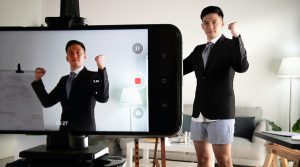 82% מהנשאלים הודו שילבשו לבוש משרדי רשמי על פלג הגוף העליון, אך לבוש נינוח מתחת למותניים לפגישות הזום | צילום: Shutterstock