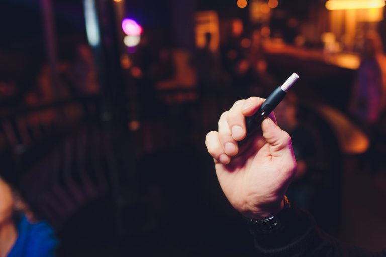 בניגוד לסיגריות רגילות, המוצר של החברה מבוסס על טבק מחומם | סיגריה אלקטרונית מסוג איקוס, מבית פיליפ מוריס | צילום: Shutterstock