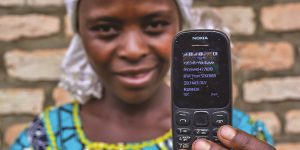 אוויטאונזה, המתגוררת במוגומבווה שברואנדה, משתמשת בטלפון סלולרי פשוט בכדי לקבל את התרומות | צילום: GiveDirectly