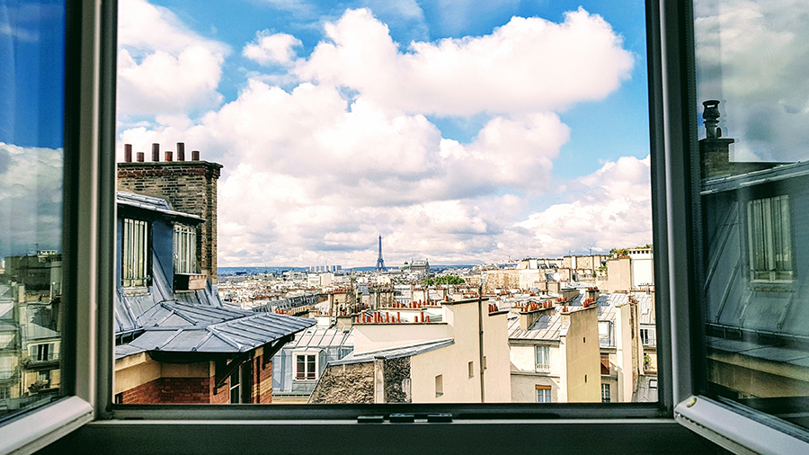 תתחילו לחסוך מעכשיו. נוף הנשקף מחדר מלון בפריז, צרפת | צילום: Isaiah Bekkers on Unsplash