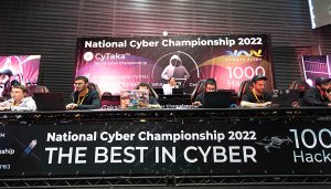 במרכז, דורון אמיר לוקח פיקוד על אתגר הגמר, אשר מדמה תקיפת אתר | צילום: הרשאל גוטמן