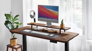 מלבד וו תליית האוזניות הדקורטיבי, עשוי משטח המעמד מעץ בעבודת יד וכולל יכולת טעינה אלחוטית | צילום: Oakywood