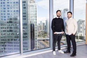 אור (מימין) ודור אליגולא. "יש יתרון בלקבל את השותף הכי טוב בחיים עוד מחבל הטבור" | צלם: ניר סלקמן, ע.צלם: ראיסה ורביצקיה