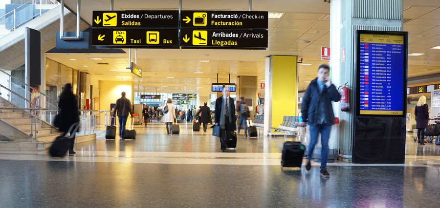 גורמי האבטחה בנמלי התעופה מנווטים בזהירות בין הצורך שלא להטריד את נוחות המטיילים ובין ההכרח לשמור על בטיחותם | צילום: Shutterstock