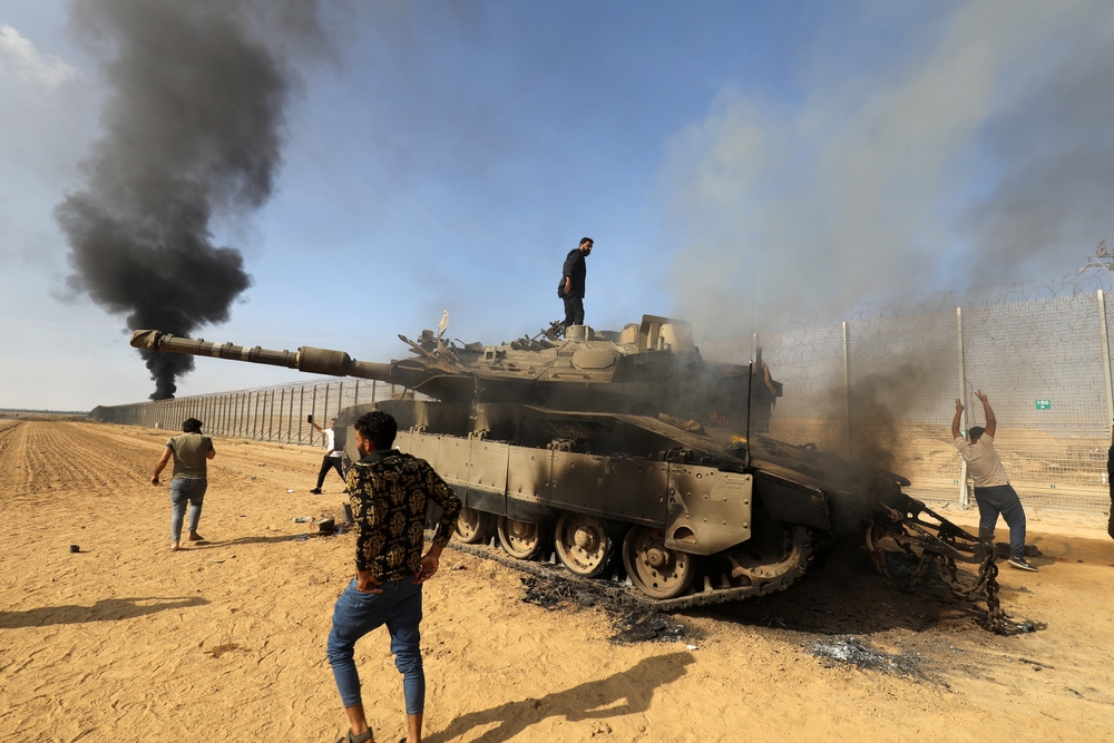 "אנחנו רואים למה הובילה מחוות השלום הישראלית". פלשתינים מעלים באש טנק צה"לי | צילום: Shutterstock