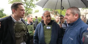 אילון מאסק (משמאל) וראש הממשלה נתניהו בכפר עזה | צילום: עמוס בן גרשום, לע"מ