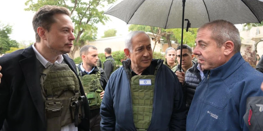 אילון מאסק (משמאל) וראש הממשלה נתניהו בכפר עזה | צילום: עמוס בן גרשום, לע"מ