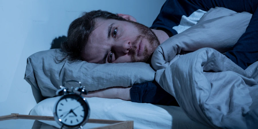 ללא שינה. ההתמודדות עם אתגרים רגשיים קשה אף יותר | צילום: Shutterstock