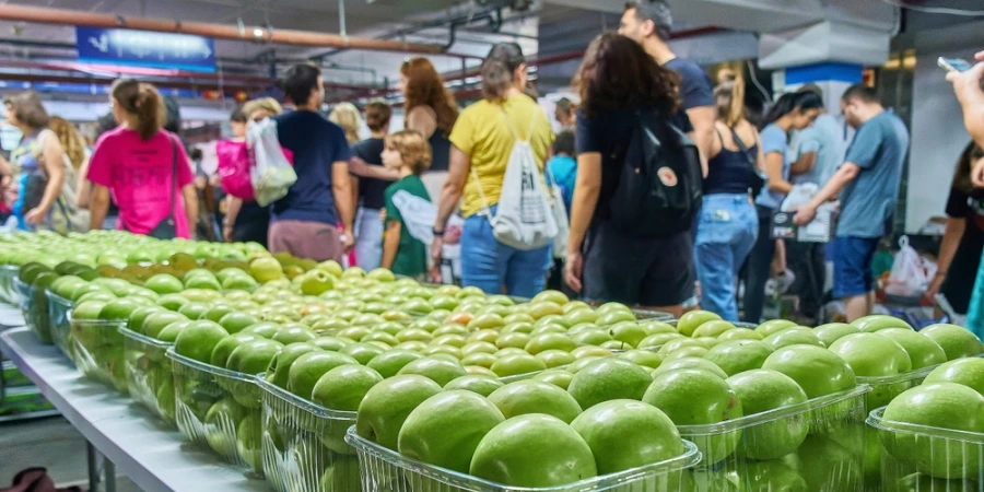 קונים עומדים בתור לרכוש פירות מהעוטף | צילום: Shutterstock