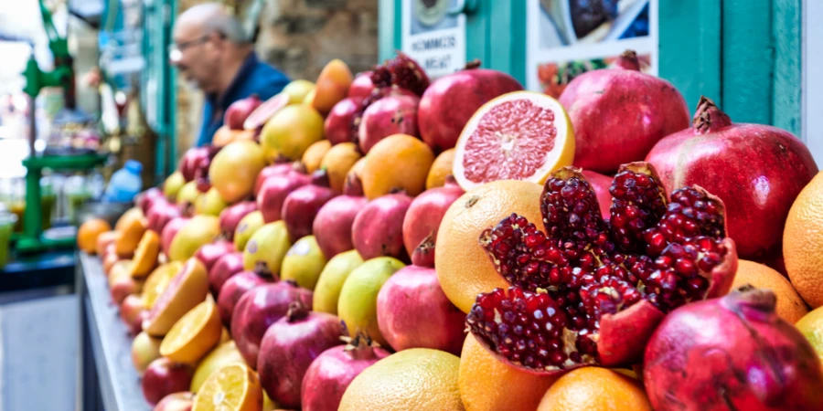 "למרות המצב שפע של פירות מקומיים. דוכן פירות בירושלים | צילום: Shutterstock