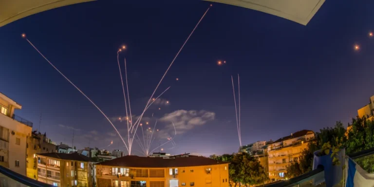 יירוט רקטות בידי כיפת ברזל מעל לאשדוד | צילום: Shutterstock