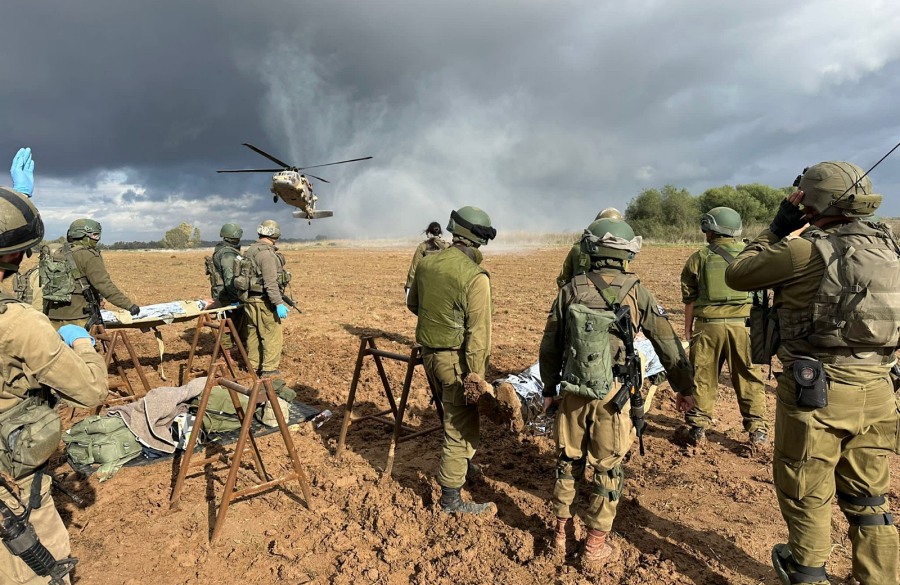 טיפול ראשוני בשטח, ומשם הישר לבית החולים | צילום: דובר צה"ל