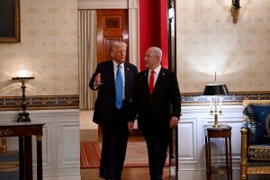 הברית בין ארה"ב לישראל היא לא תיאוריה – היא נראית, מורגשת ורועשת. טראמפ ונתניהו | צילום: אבי אוחיון לע"מ