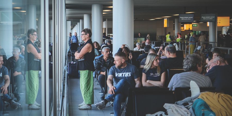 ישראלים בשדה התעופה באמסטרדם ממתינים לטיסת חילוץ שתחזיר אותם למלחמה בארץ. 26 ביוני | צילום: דור פזאולו, פלאש 90
