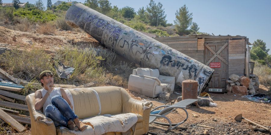 הפסקת סיגריה בשומרון על רקע טיל בליסטי שעבר טיפול. 29 ביוני | צילום: חיים גולדברג, פלאש 90
