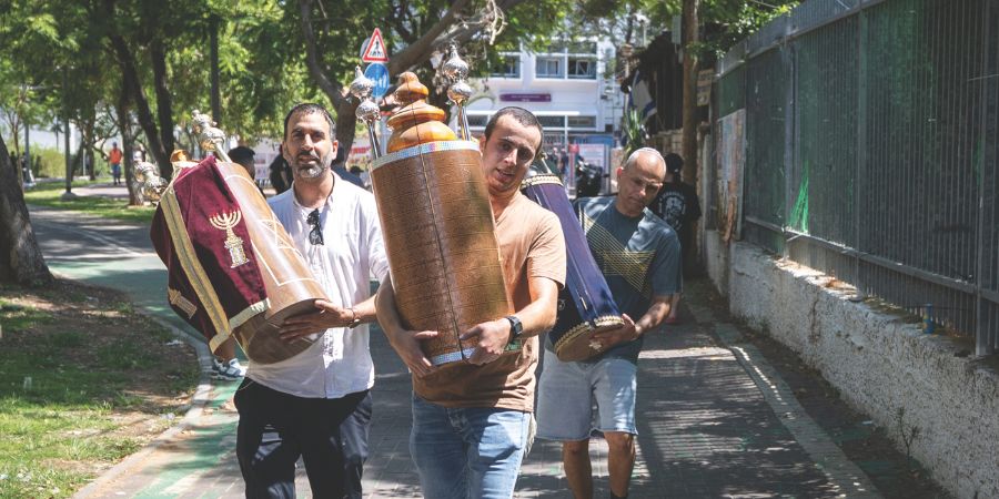 מחלצים ספרי תורה מבית כנסת בחולון שנפגע. 19 ביוני | צילום: חיים גולדברג, פלאש 90