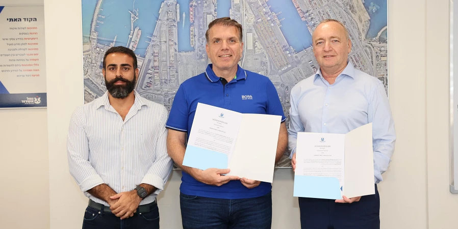 ההסכם החתום בין הנמל לקרן. מימין: שאול שניידר, איל אגמוני ורועי אברהמי | צילום: רונן נג'תי