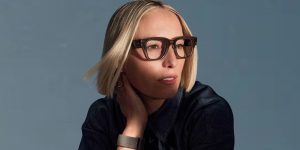 דוגמנית מציגה את משקפי Ray-Ban Display באוסף החדש של מטא. צילום: מטא