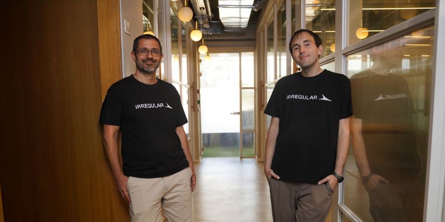 מייסדי Irregular (מימין דן להב, המנכ"ל, ומשמאל עומר נבו, סמנכ"ל הטכנולוגיות) | צילום: בן חכים.