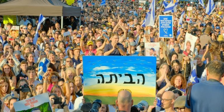 כיכר החטופים בתל אביב הבוקר עם שחרור ראשוני החטופים | צילום: אדר אייל