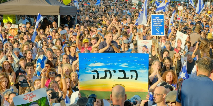 כיכר החטופים בתל אביב הבוקר עם שחרור ראשוני החטופים | צילום: אדר אייל