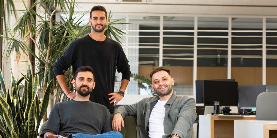מייסדי אגורה: ליאור דולינסקי, CPO (מימין), בר מור המנכ"ל ונועם קאהן, CTO | צילום: ברק רדונסקי
