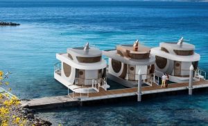 "פרויקט חדש הכולל וילות צפות מחוץ לרשת החשמלית המיועדת לשוקי הנדל"ן והאירוח." הדמיה של שלוש וילות צפות עוגנות בחיק הטבע זו ליד זו. | צילום: Caelum 1029