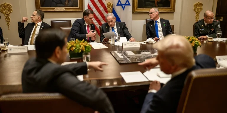 ראש הממשלה נתניהו והשר דרמר דנים בטיוטת הסכם הפסקת האש בבית הלבן | צילום: דניאל טורוק, הבית הלבן