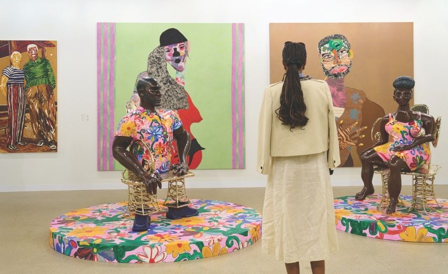 במרכז הפסלים של צ'אבללה סלף, Seated Man, Seated woman, ברונזה צבועה | צילום: ארט באזל