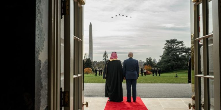 דונלד טראמפ (מימין) עומד לצד מוחמד בן סלמן (משמאל), צופים במטוסי F35 באוויר | צילום: Joyce N. Boghosian , Flickr